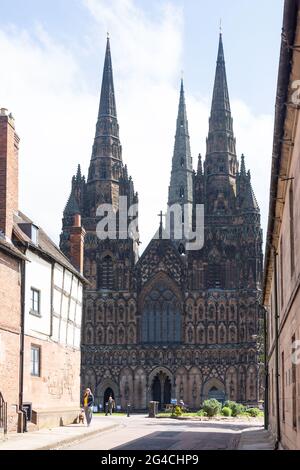 Façade ouest de la cathédrale de Lichfield depuis la fermeture, Lichfield, Staffordshire, Angleterre, Royaume-Uni Banque D'Images