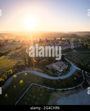 Vue aérienne de la ville médiévale de Monteriggioni au coucher du soleil. Monteriggioni, quartier de Sienne, Toscane, Italie. Banque D'Images