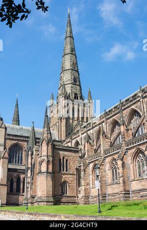 Côté sud de la cathédrale de Lichfield du XIIe siècle, The Close, Lichfield, Staffordshire, Angleterre, Royaume-Uni Banque D'Images