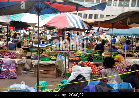 Kampala. 20 juin 2021. Photo prise le 20 juin 2021 montre un marché à Kampala, en Ouganda. Le Président ougandais Yoweri Museveni a annoncé vendredi une série de mesures visant à contenir la propagation rapide du nouveau coronavirus alors que le pays connaît une deuxième vague. Crédit: Nicholas Kajoba/Xinhua/Alamy Live News Banque D'Images