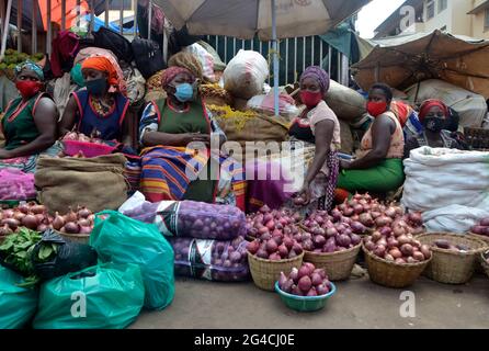 Kampala, Ouganda. 20 juin 2021. Les vendeurs portant des masques vendent des légumes sur un marché à Kampala, en Ouganda, le 20 juin 2021. Le Président ougandais Yoweri Museveni a annoncé vendredi une série de mesures visant à contenir la propagation rapide du nouveau coronavirus alors que le pays connaît une deuxième vague. Crédit: Nicholas Kajoba/Xinhua/Alamy Live News Banque D'Images