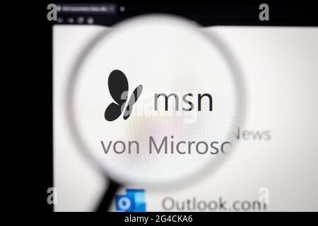 Logo de la société MSN sur un site Web vu sur un écran d'ordinateur à travers une loupe. Banque D'Images
