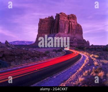 ROAD ORGAN BUTTE PALAIS DE JUSTICE ROCHERS ARCHES PARC NATIONAL UTAH USA Banque D'Images