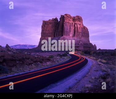 ROAD ORGAN BUTTE PALAIS DE JUSTICE ROCHERS ARCHES PARC NATIONAL UTAH USA Banque D'Images