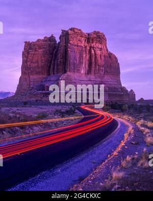 ROAD ORGAN BUTTE PALAIS DE JUSTICE ROCHERS ARCHES PARC NATIONAL UTAH USA Banque D'Images