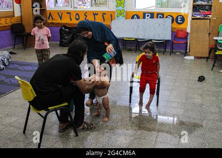 Gaza. 20 juin 2021. Les Palestiniens sont vus dans une école dirigée par l'Office de secours et de travaux des Nations Unies pour les réfugiés de Palestine dans le proche-Orient (UNRWA) au camp de réfugiés de Shati à Gaza, le 20 juin 2021, Journée mondiale des réfugiés. Credit: Rizek Abdeljawad/Xinhua/Alamy Live News Banque D'Images