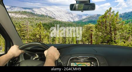 Conduire une voiture en direction d'une belle vallée verdoyante dans le parc national de Yosemite, Californie, États-Unis Banque D'Images