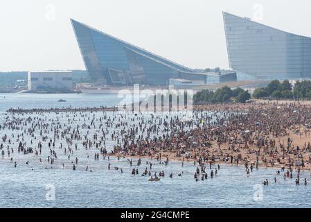 Saint-Pétersbourg, Russie - 20 juin 2021 : des milliers de personnes se baignent au soleil et nagent sur la plage du parc du 300e anniversaire de Saint-Pétersbourg. Banque D'Images