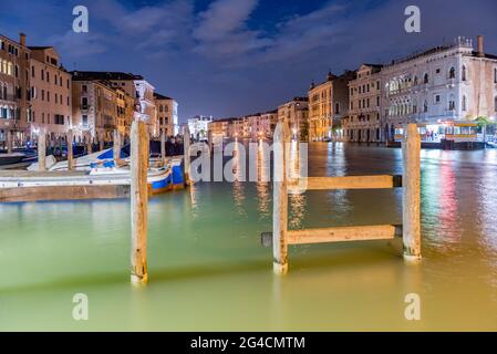 Vue panoramique de nuit sur le Grand Canal entre Cannaregio et quartier San Polo de Venise, Italie Banque D'Images