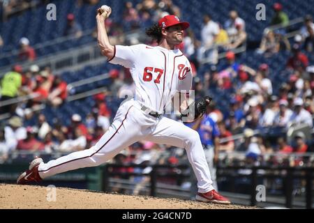 Le lanceur de secours des ressortissants de Washington Kyle Finnegan lance un terrain contre les mets de New York dans le septième repas au parc national de Washington, DC, le dimanche 20 juin 2021. Photo de Caroline Brehman/UPI Banque D'Images