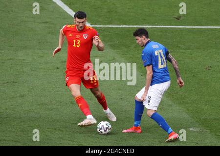 Rome, Italie, 20 juin 2021. Kieffer Moore, du pays de Galles, défie Alessandro Bastoni, de l'Italie, lors du match de l'UEFA Euro 2020 au Stadio Olimpico, à Rome. Le crédit photo devrait se lire: Jonathan Moscrop / Sportimage Banque D'Images