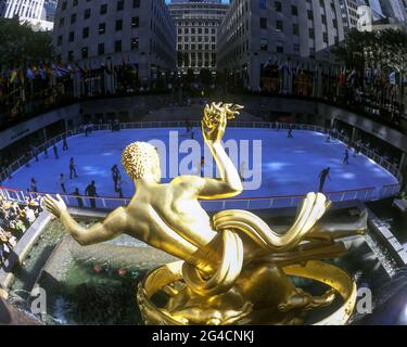 2006 HISTORIQUE PROMÉTHÉE STATUE PATINOIRE ROCKEFELLER CENTER (©RAYMOND HOOD 1939) MANHATTAN NEW YORK CITY USA Banque D'Images