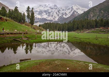 Un beau paysage avec un lac et des montagnes enneigées dans les régions du nord du Gilgit Battistan, Pakistan Banque D'Images