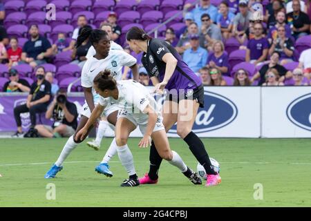 Orlando, États-Unis. 21 juin 2021. Les joueurs du Gotham FC se bousculent pour éliminer le ballon lors du match de la National Women's Soccer League entre Orlando Pride et Gotham FC au stade Exploria d'Orlando, en Floride. AUCUNE UTILISATION COMMERCIALE. Crédit: SPP Sport presse photo. /Alamy Live News Banque D'Images