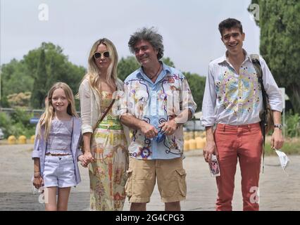 La famille Kean Etro pose pour les photographes après le salon de mode Etro pendant la semaine de mode de Milan 2021 collections d'hommes. Banque D'Images