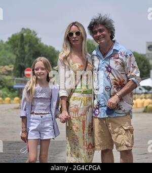 La famille Kean Etro pose pour les photographes après le salon de mode Etro pendant la semaine de mode de Milan 2021 collections d'hommes. Banque D'Images