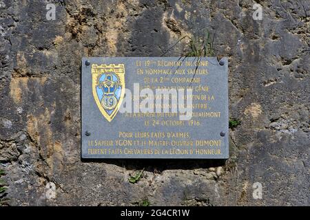 Plaque commémorative pour les héros de la 2e Compagnie des ingénieurs qui a repris le fort Douaumont à Douaumont (Meuse), France pendant la première Guerre mondiale Banque D'Images