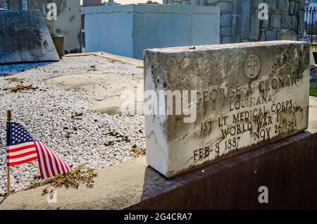 Un drapeau américain orne la tombe d’un soldat de la première Guerre mondiale au cimetière St. Patrick No 2, le 14 novembre 2015, à la Nouvelle-Orléans, en Louisiane. Banque D'Images