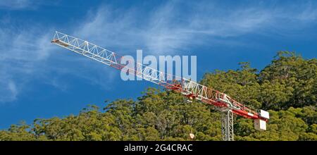 3 mai 2021. Grue de tour gros plan avec ciel bleu et fond blanc de nuage Cirrus. Mise à jour sur les progrès de la construction photos au 56-58, rue Beane Gosford. Banque D'Images