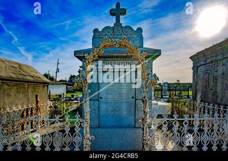 Des tombes familiales et des tombes au-dessus du sol sont photographiées au cimetière St. Patrick No. 2, 14 novembre 2015, à la Nouvelle-Orléans, Louisiane. Banque D'Images