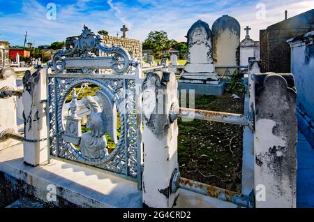 Une porte ornée est photographiée au cimetière St. Patrick n° 2, le 14 novembre 2015, à la Nouvelle-Orléans, en Louisiane. Banque D'Images