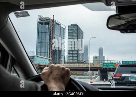 En traversant Chicago, Illinois, sur l'Interstate 90 avec vue sur les skieurs à l'extérieur de la fenêtre. Banque D'Images