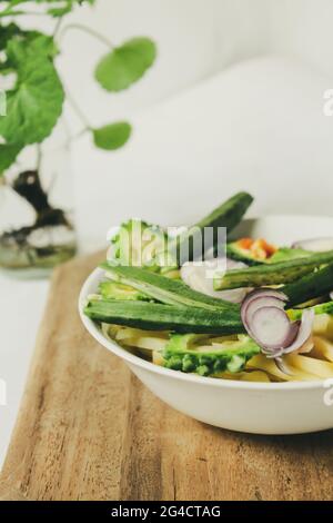 Légumes mélangés sur le plat, dessus Banque D'Images