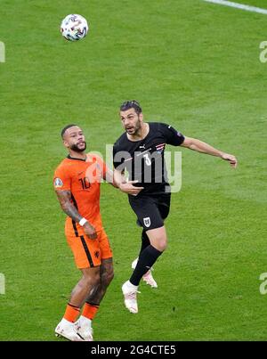 Aleksandar Dragivic d'Autriche et Memphis Depay des pays-Bas lors du match de football du groupe C de l'UEFA EURO 2020 entre les pays-Bas et l'Autriche le 17 juin 2021 à la Johan Cruijff Arena d'Amsterdam. Photo par SCS/Soenar Chamid/AFLO (PAYS-BAS) Banque D'Images