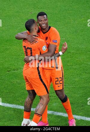 Denzel Dumfries des pays-Bas fête avec Memphis Delay des pays-Bas après 2-0, lors du match de football de l'UEFA EURO 2020 Group C entre les pays-Bas et l'Autriche, le 17 juin 2021, à la Johan Cruijff Arena d'Amsterdam. Photo par SCS/Soenar Chamid/AFLO (PAYS-BAS) Banque D'Images