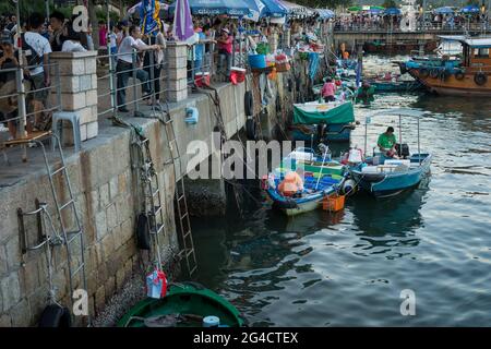 Les pêcheurs locaux vendent leurs prises au public directement à partir de leurs bateaux, Sai Kung Waterfront, New Territories, Hong Kong Banque D'Images