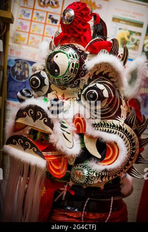 La tête faite à la main d'un costume de danse du lion utilisé pour des spectacles dans des festivals tels que le nouvel an chinois, Sai Kung, New Territories, Hong Kong Banque D'Images