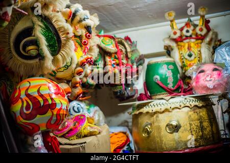 Les têtes de Lion et Dragon danse costumes, tambours et autres articles utilisés pour des spectacles dans des festivals tels que le nouvel an chinois, Sai Kung, New Territor Banque D'Images