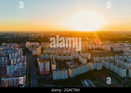 Paysage urbain de Gomel, Biélorussie. Vue aérienne de l'architecture de la ville. Les rues de la ville au coucher du soleil, vue panoramique Banque D'Images