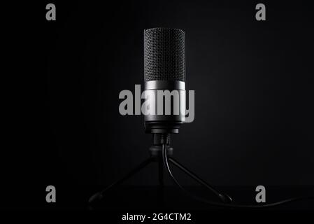 Microphone studio sur fond sombre avec espace de copie. Microphone condencer professionnel noir. Enregistrement de podcast Banque D'Images