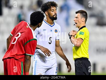 Doha, Qatar. 20 juin 2021. L'arbitre français Benoit Bastien (R) gestes lors de la coupe arabe de la FIFA Qatar 2021, match de qualification du ballon rond de football entre Oman et la Somalie, à Doha, au Qatar, le 20 juin 2021. Credit: Nikku/Xinhua/Alay Live News Banque D'Images