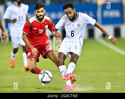 Doha, Qatar. 20 juin 2021. Salaah Said Al Yahyaei (L) d'Oman vies avec Liban Abaziz de Somalie coupe arabe de la FIFA Qatar 2021 qualification du match de football de ronde entre Oman et la Somalie à Doha, Qatar, le 20 juin 2021. Credit: Nikku/Xinhua/Alay Live News Banque D'Images