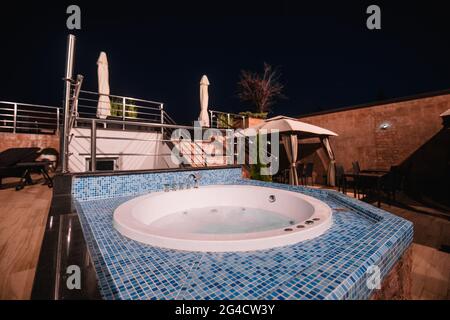 Petite piscine de l'hôtel la nuit Banque D'Images
