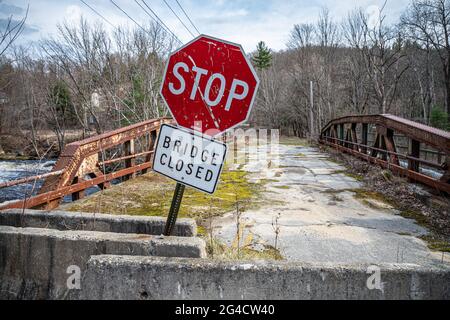 Un vieux pont fermait qui traverse la rivière Millers à Royalston, Massachusetts Banque D'Images