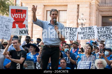 Austin, Texas, États-Unis. 20 juin 2021. Près d'un millier de démocrates texans, dont l'ancien membre du Congrès et candidat à la présidence BETO O'ROURKE, se rassemblent au Capitole de l'État pour soutenir les projets de loi sur le droit de vote bloqués au Congrès et dénoncer les efforts des républicains pour contrecarrer l'inscription des électeurs et l'accès aux sondages. Crédit : Bob Daemmrich/Alay Live News Banque D'Images