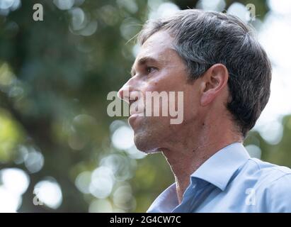 Austin, Texas, États-Unis. 20 juin 2021. Près d'un millier de démocrates texans, dont l'ancien membre du Congrès et candidat à la présidence BETO O'ROURKE, se rassemblent au Capitole de l'État pour soutenir les projets de loi sur le droit de vote bloqués au Congrès et dénoncer les efforts des républicains pour contrecarrer l'inscription des électeurs et l'accès aux sondages. Crédit : Bob Daemmrich/Alay Live News Banque D'Images