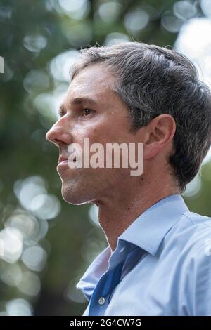 Austin, Texas, États-Unis. 20 juin 2021. Près d'un millier de démocrates texans, dont l'ancien membre du Congrès et candidat à la présidence BETO O'ROURKE, se rassemblent au Capitole de l'État pour soutenir les projets de loi sur le droit de vote bloqués au Congrès et dénoncer les efforts des républicains pour contrecarrer l'inscription des électeurs et l'accès aux sondages. Crédit : Bob Daemmrich/Alay Live News Banque D'Images