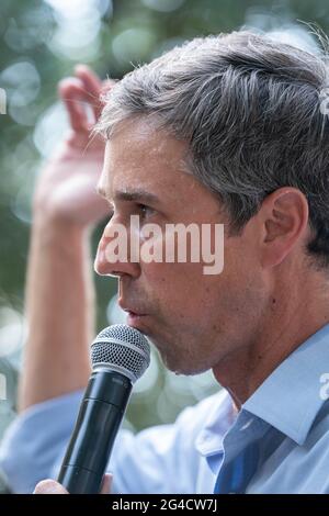 Austin, Texas, États-Unis. 20 juin 2021. Près d'un millier de démocrates texans, dont l'ancien membre du Congrès et candidat à la présidence BETO O'ROURKE, se rassemblent au Capitole de l'État pour soutenir les projets de loi sur le droit de vote bloqués au Congrès et dénoncer les efforts des républicains pour contrecarrer l'inscription des électeurs et l'accès aux sondages. Crédit : Bob Daemmrich/ZUMA Wire/Alay Live News Banque D'Images