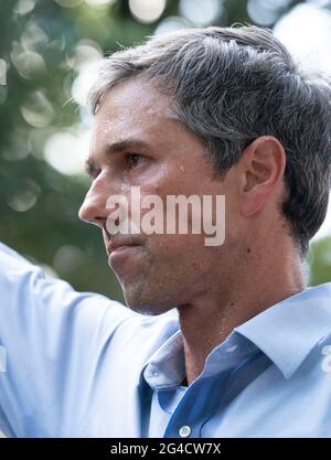 Austin, Texas, États-Unis. 20 juin 2021. Près d'un millier de démocrates texans, dont l'ancien membre du Congrès et candidat à la présidence BETO O'ROURKE, se rassemblent au Capitole de l'État pour soutenir les projets de loi sur le droit de vote bloqués au Congrès et dénoncer les efforts des républicains pour contrecarrer l'inscription des électeurs et l'accès aux sondages. Crédit : Bob Daemmrich/Alay Live News Banque D'Images