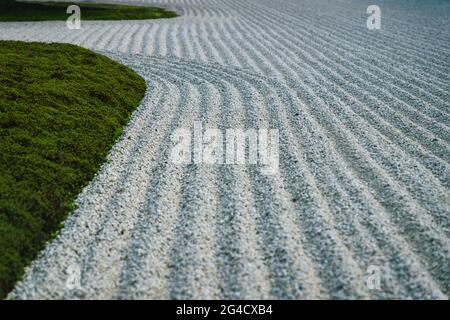 Lignes dans un jardin zen avec un simple gravier ratissé typique à Kyoto, Japon Banque D'Images