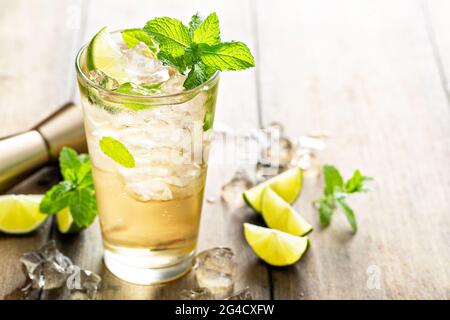 Cocktail d'été rafraîchissant avec bière au gingembre et citron vert Banque D'Images