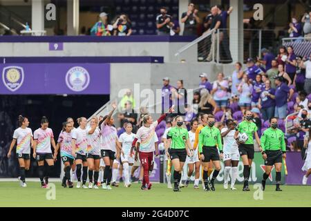 20 juin 2021 : Orlando Pride Prenez le terrain en tant que gardien de but DE la fierté d'Orlando ASHLYN HARRIS (24) se déporte devant la foule lors du match de football NWSL Orlando Pride vs NJ/NY Gotham FC au stade Exploria à Orlando, FL, le 20 juin 2021. Crédit : Cory Knowlton/ZUMA Wire/Alay Live News Banque D'Images