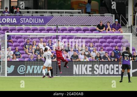 20 juin 2021 : ASHLYN HARRIS, gardien de but de la fierté d'Orlando (24), fait une économie lors du match de football NWSL Orlando Pride vs NJ/NY Gotham FC au stade Exploria d'Orlando, FL, le 20 juin 2021. Crédit : Cory Knowlton/ZUMA Wire/Alay Live News Banque D'Images