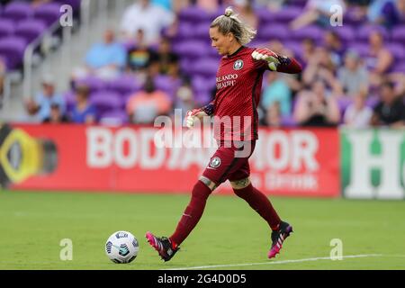 20 juin 2021 : ASHLYN HARRIS, gardien de but de la fierté d'Orlando (24), passe lors du match de football NWSL Orlando Pride vs NJ/NY Gotham FC au stade Exploria d'Orlando, FL, le 20 juin 2021. Crédit : Cory Knowlton/ZUMA Wire/Alay Live News Banque D'Images