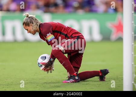 20 juin 2021 : ASHLYN HARRIS, gardien de but de la fierté d'Orlando (24), fait une économie lors du match de football NWSL Orlando Pride vs NJ/NY Gotham FC au stade Exploria d'Orlando, FL, le 20 juin 2021. Crédit : Cory Knowlton/ZUMA Wire/Alay Live News Banque D'Images