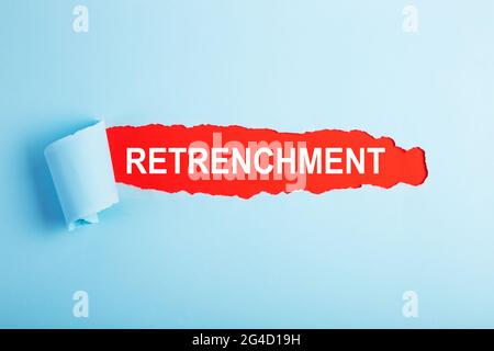 Papier bleu déchiré sur la surface rouge avec LE mot « RETRENCHMENT ». Concept d'entreprise Banque D'Images